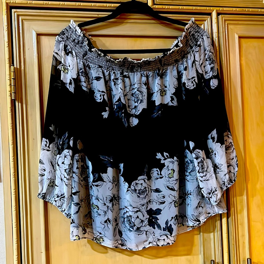 A gorgeous off the shoulder top from White House black market. Very classy 💐